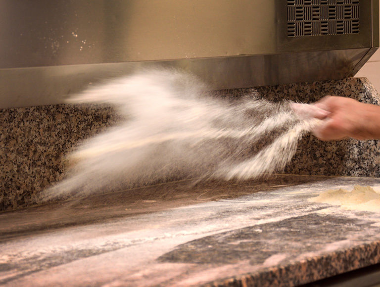 Preparazione della pizza - Farina