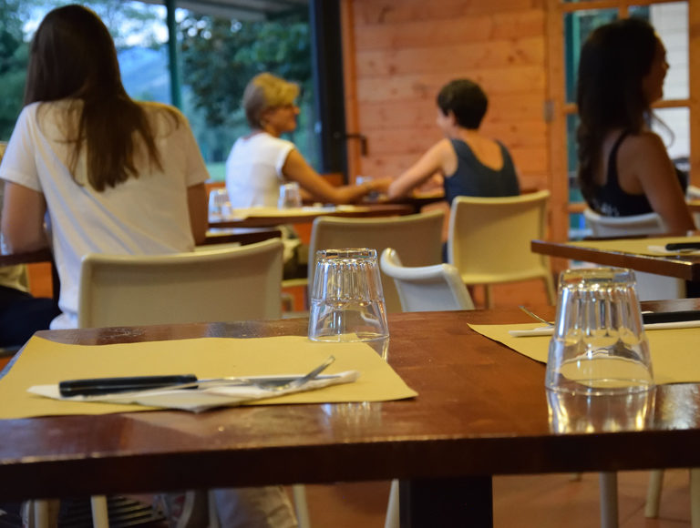 pizzeria-con-tavoli-interno-borgo-san-lorenzo