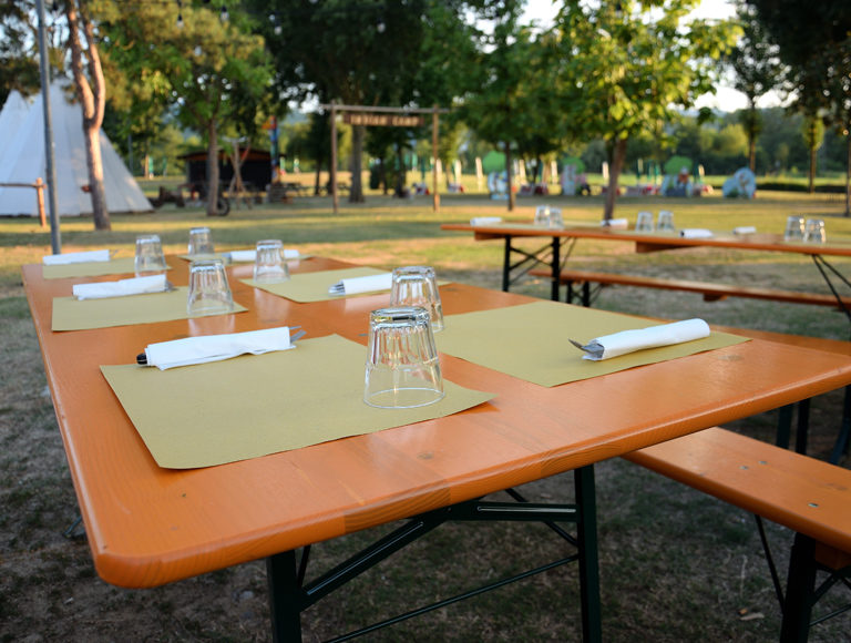 pizzeria-con-tavoli-aperto-al-fresco